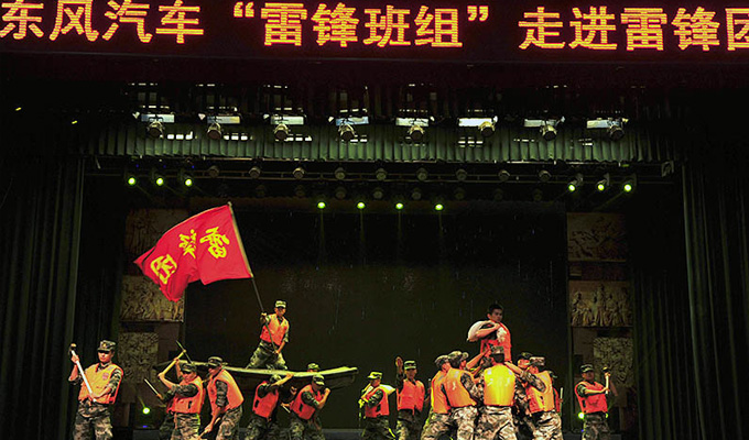 東風(fēng)汽車?yán)卒h班組走進(jìn)軍營活動現(xiàn)場