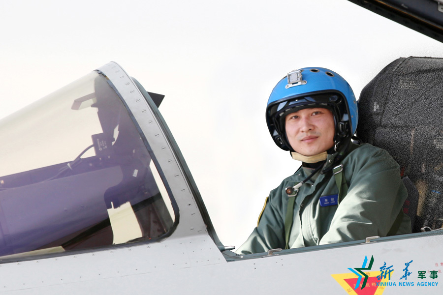 ↑戰機上準備起飛的張超。