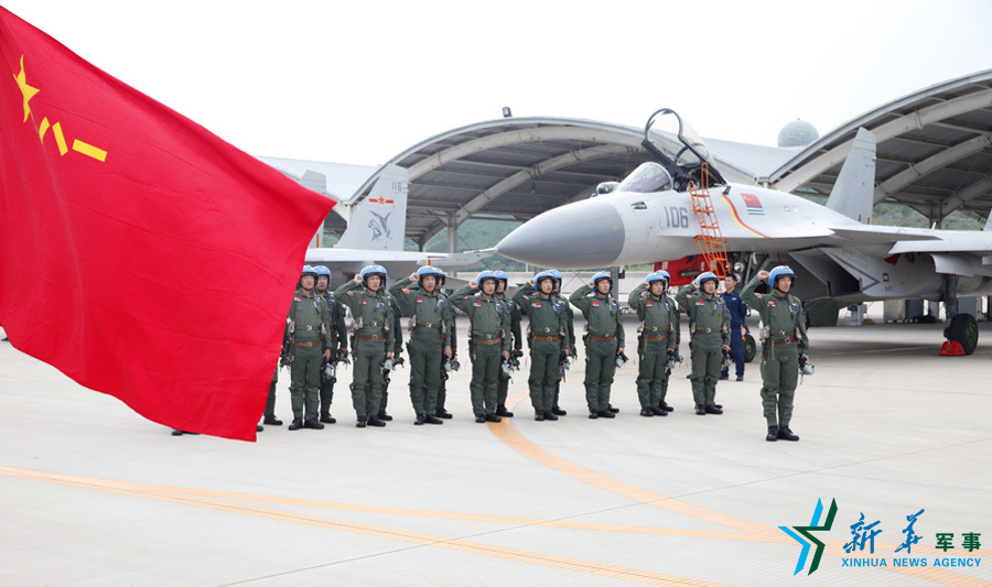 ↑軍旗招展，航空驕子對(duì)藍(lán)天宣誓。
