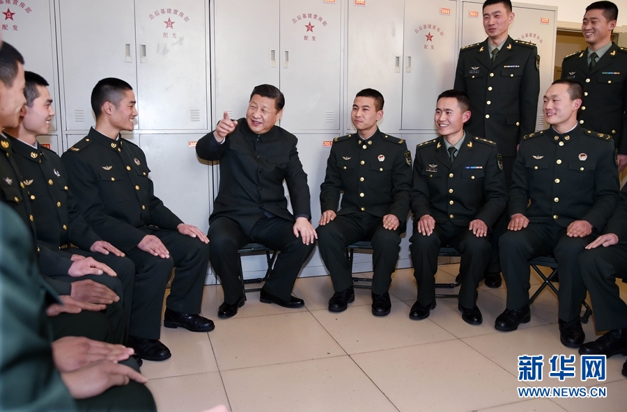 1月23日，習近平專程來到陸軍第65集團軍，深入基層連隊，看望慰問官兵，代表黨中央和中央軍委，向全軍指戰員、武警部隊官兵、民兵預備役人員致以誠摯問候和新春祝福。這是習近平在該集團軍“大功三連”同官兵親切交談。新華社記者李剛攝