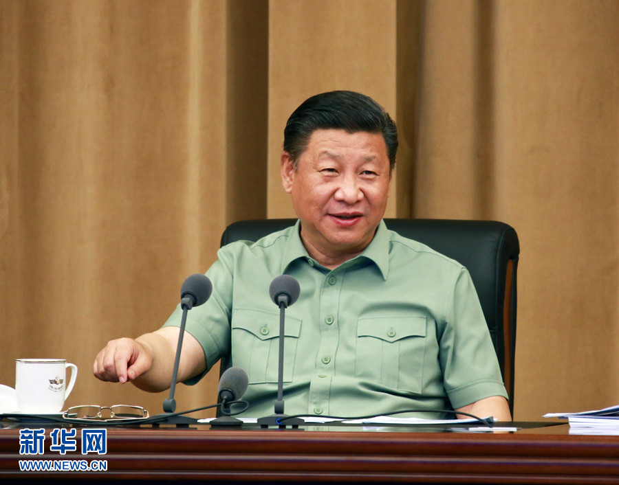 5月24日，中共中央總書記、國家主席、中央軍委主席習(xí)近平視察海軍機(jī)關(guān)，親切接見海軍第十二次黨代會(huì)全體代表和海軍機(jī)關(guān)正師職以上領(lǐng)導(dǎo)干部。這是習(xí)近平聽取海軍工作匯報(bào)后發(fā)表重要講話。 新華社記者 查春明 攝 