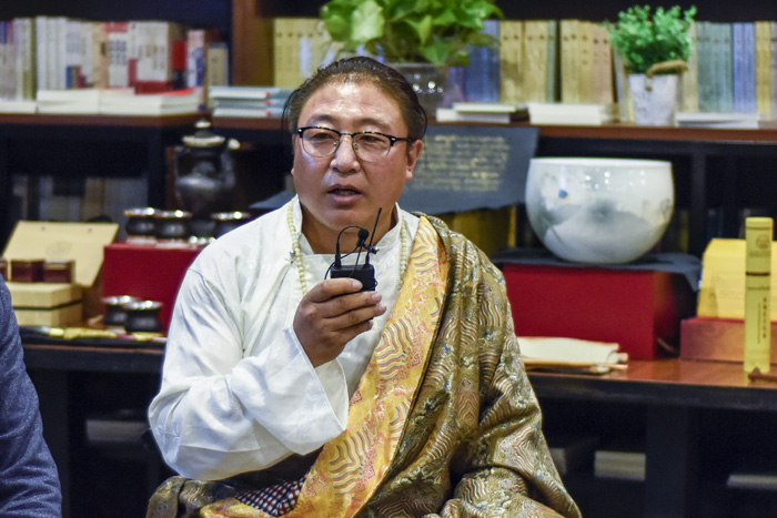 安久·白瑪群加：絕對不能為了錢做手藝的傳承人，傳承手藝是因?yàn)槲覀冇袀鞒忻褡逄厣幕呢?zé)任，要時(shí)刻謹(jǐn)記這一份責(zé)任。