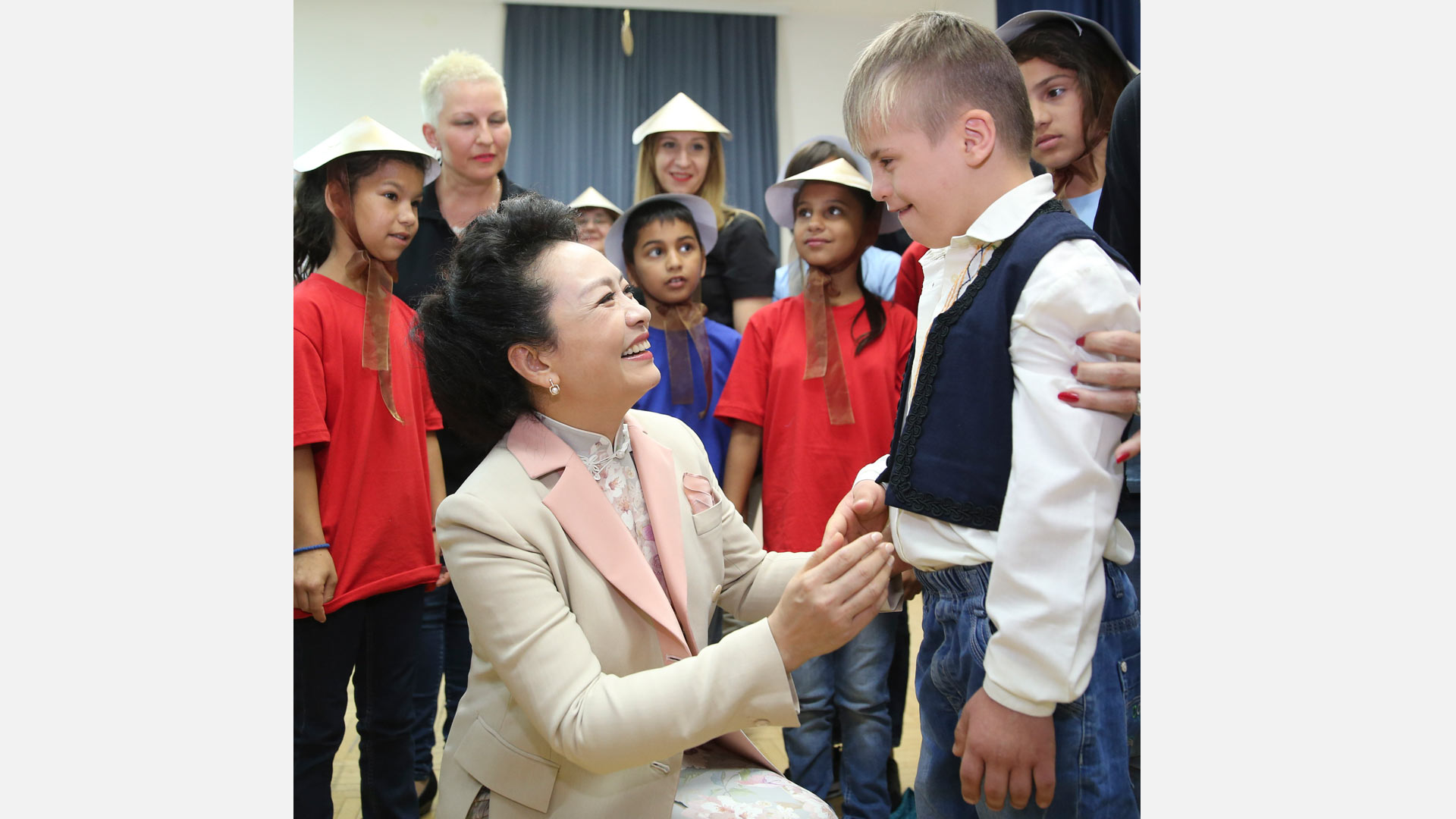彭麗媛同塞爾維亞總統夫人德拉吉察共同參觀西羅戈伊諾特殊教育學校