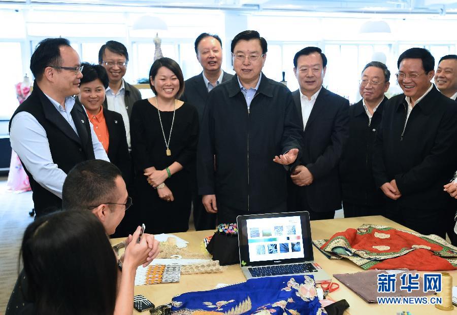 5月8日至11日，中共中央政治局常委、全國人大常委會委員長張德江在浙江調研。這是5月9日，張德江來到位于嘉興市的雅瑩服裝有限公司，了解公司的服裝設計、生產和銷售情況。新華社記者 馬占成 攝 