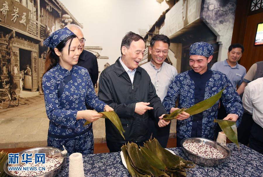 5月8日至10日，中共中央政治局常委、中央紀(jì)委書(shū)記王岐山到浙江省調(diào)研，并主持召開(kāi)部分省區(qū)市紀(jì)委書(shū)記座談會(huì)。這是5月8日，王岐山在嘉興五芳齋實(shí)業(yè)股份有限公司考察。新華社記者 姚大偉 攝 