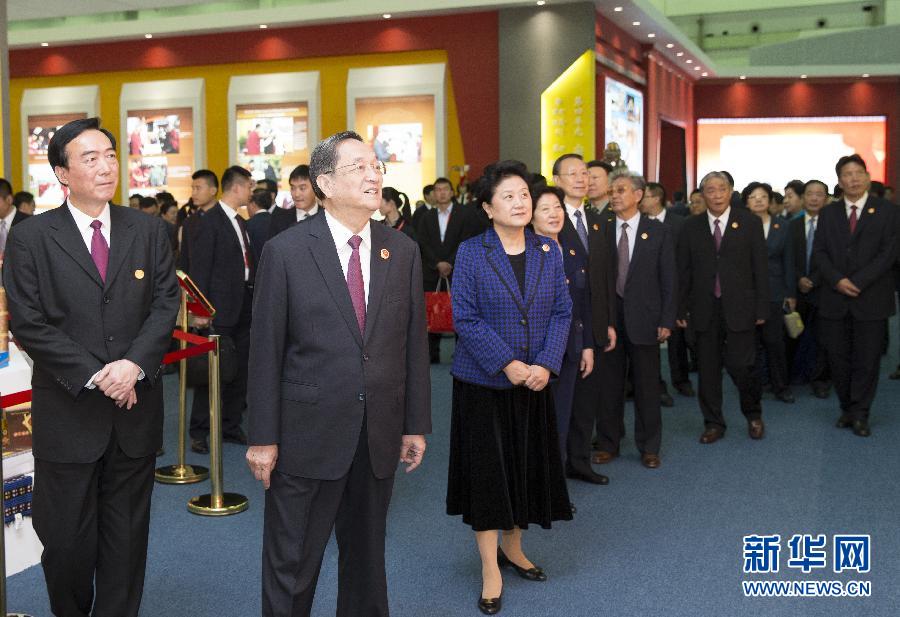 9月7日，中共中央政治局常委、全國(guó)政協(xié)主席、中央代表團(tuán)團(tuán)長(zhǎng)俞正聲率代表團(tuán)全體成員來到拉薩西藏會(huì)展中心，出席《圓夢(mèng)中國(guó)西藏華章——西藏自治區(qū)成立50年成就展》開幕式并參觀展覽。 新華社記者 黃敬文 攝 