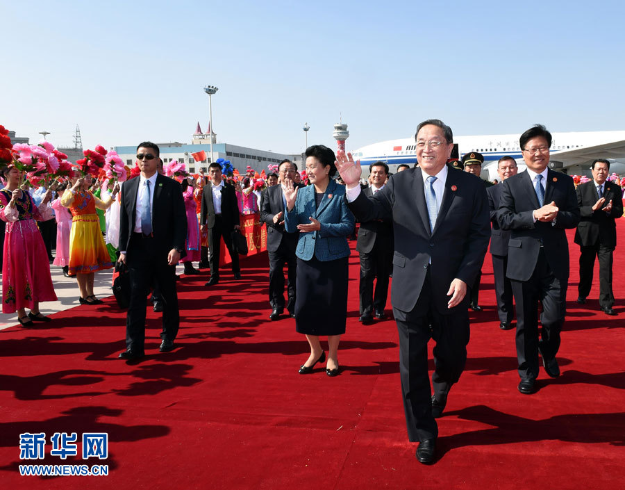  9月25日，以中共中央政治局常委、全國政協(xié)主席俞正聲為團長的中央代表團飛抵烏魯木齊，出席新疆維吾爾自治區(qū)成立60周年慶祝活動。新華社記者 饒愛民 攝