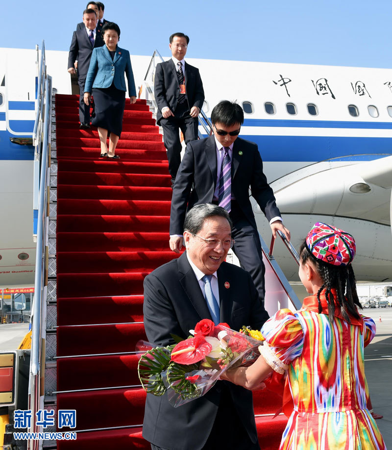 9月25日，以中共中央政治局常委、全國政協(xié)主席俞正聲為團長的中央代表團飛抵烏魯木齊，出席新疆維吾爾自治區(qū)成立60周年慶祝活動。新華社記者 饒愛民 攝