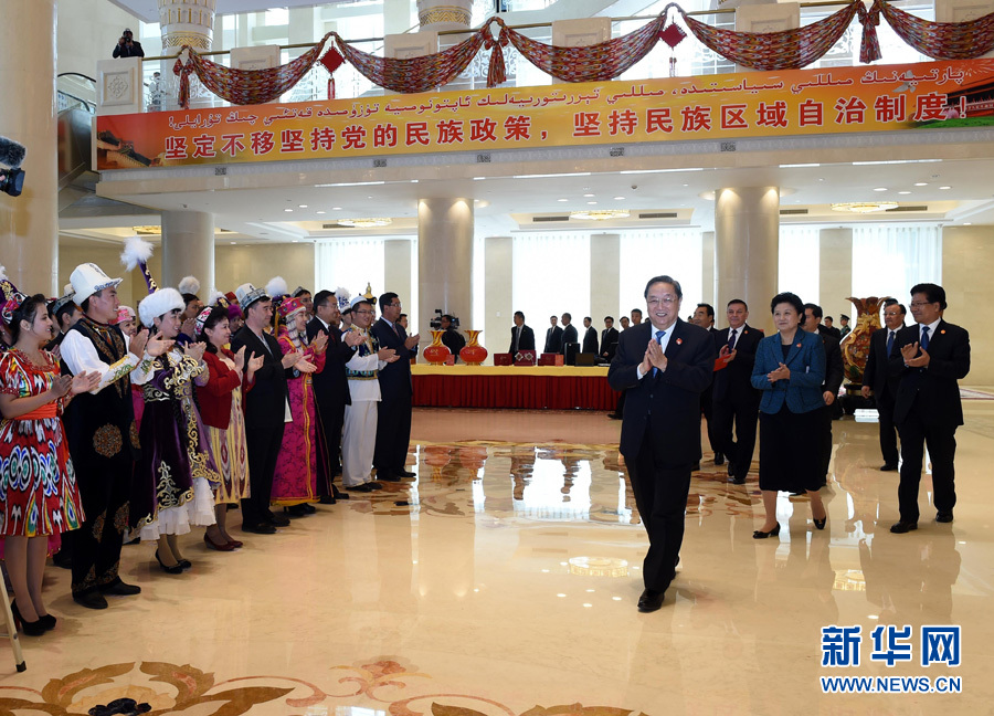 9月25日，中共中央政治局常委、全國(guó)政協(xié)主席、中央代表團(tuán)團(tuán)長(zhǎng)俞正聲率中央代表團(tuán)出席向新疆維吾爾自治區(qū)贈(zèng)送紀(jì)念品儀式。 新華社記者饒愛(ài)民 攝 