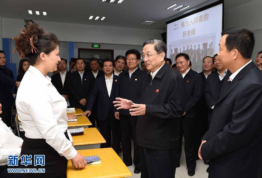 9月28日，中共中央政治局常委、全國政協(xié)主席、中央代表團團長俞正聲率中央代表團部分成員赴祖國最西端的新疆克孜勒蘇柯爾克孜自治州看望慰問各族干部群眾。這是俞正聲來到克州雙語師資培訓學校，與老師、學員交流談心。新華社記者 饒愛民 攝