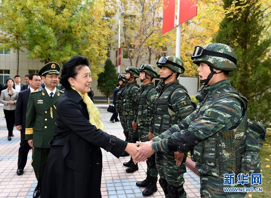 9月28日，中共中央政治局委員、國務院副總理、中央代表團副團長劉延東率中央代表團分團赴阿克蘇地區、伊犁哈薩克自治州慰問，與各族干部群眾共度節日、共享歡樂。這是劉延東在伊犁武警8660部隊駐地慰問官兵。新華社記者張領攝