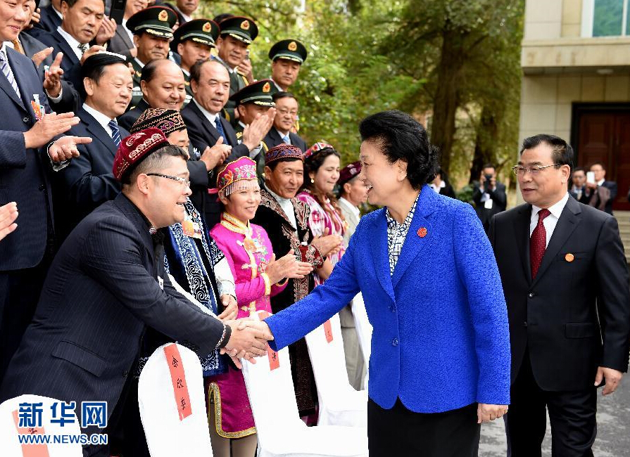 9月28日，中共中央政治局委員、國務院副總理、中央代表團副團長劉延東率中央代表團分團赴阿克蘇地區、伊犁哈薩克自治州慰問，與各族干部群眾共度節日、共享歡樂。這是劉延東接見伊犁黨政軍負責同志和各族各界人士、先進模范、援疆干部代表等。新華社記者張領攝
