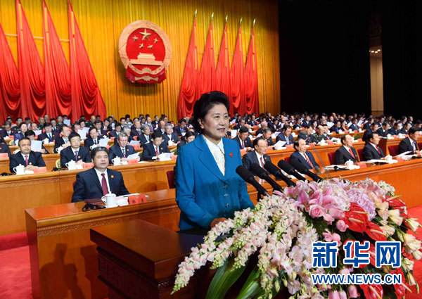 10月1日，慶祝中華人民共和國成立66周年暨新疆維吾爾自治區成立60周年大會在新疆人民會堂隆重舉行。這是中共中央政治局委員、國務院副總理、中央代表團副團長劉延東宣讀中共中央、全國人大常委會、國務院、全國政協、中央軍委關于慶祝新疆維吾爾自治區成立60周年的賀電。新華社記者 饒愛民 攝 
