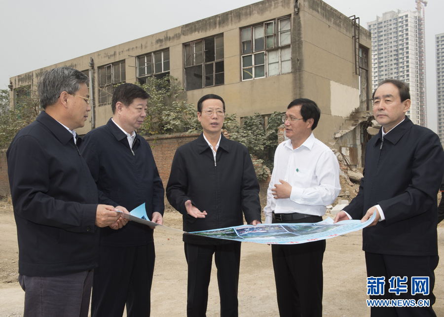 10月22日至23日，中共中央政治局常委、國務院副總理張高麗在山東調研扶貧工作情況。這是10月22日，張高麗就整體搬遷脫貧實地考察濟寧東南片區還遷安置區暨東南華城棚戶區改造項目。 新華社記者 王曄 攝