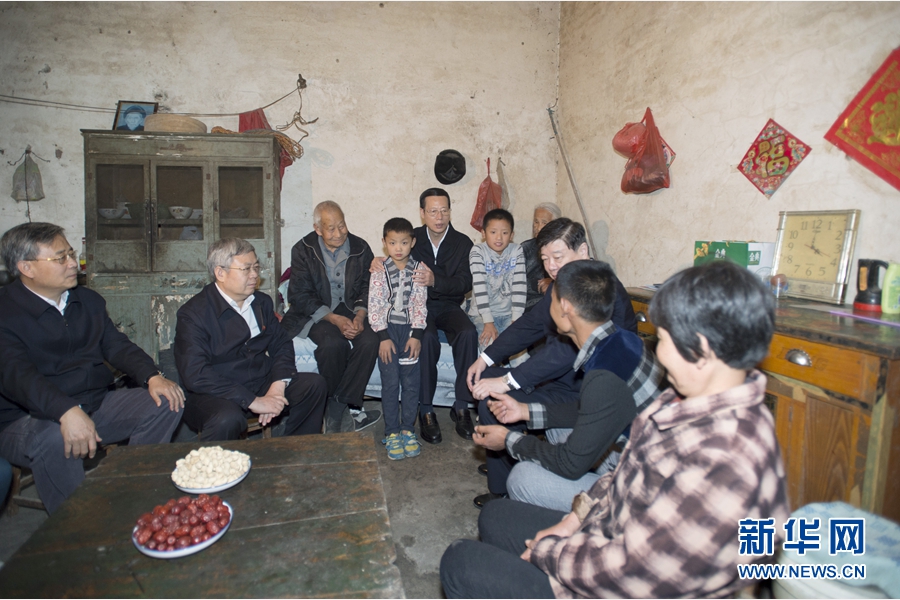 10月22日至23日，中共中央政治局常委、國務院副總理張高麗在山東調研扶貧工作情況。這是10月22日，張高麗在菏澤市巨野縣田莊鎮后屯村入戶看望生活困難村民。 新華社記者 王曄 攝