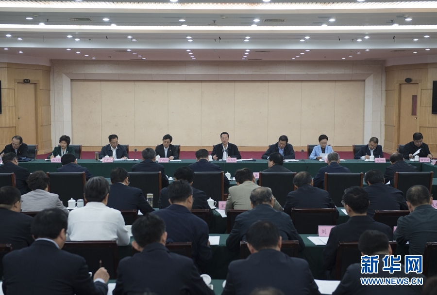 10月22日至23日，中共中央政治局常委、國務院副總理張高麗在山東調研扶貧工作情況。這是10月23日，張高麗在菏澤市主持召開扶貧工作座談會。 新華社記者 王曄 攝