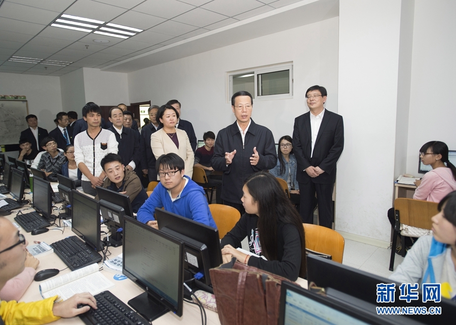 10月22日至23日，中共中央政治局常委、國務院副總理張高麗在山東調研扶貧工作情況。這是10月22日，張高麗在濟寧市惠普軟件人才實訓基地調研教育培訓脫貧有關情況。 新華社記者 王曄 攝