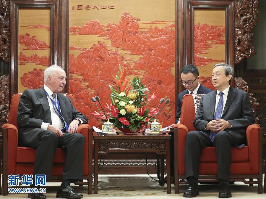7月20日，國務(wù)院副總理馬凱在北京中南海紫光閣會(huì)見以澳大利亞前總理基廷為主席的國家開發(fā)銀行國際顧問委員會(huì)成員。 新華社記者丁林?jǐn)z