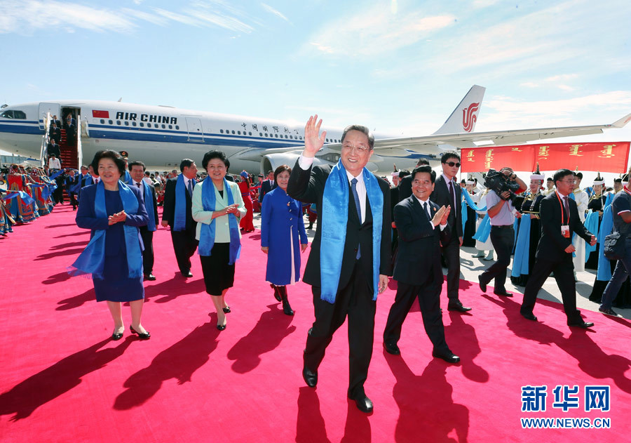 8月7日，以中共中央政治局常委、全國(guó)政協(xié)主席俞正聲為團(tuán)長(zhǎng)的中央代表團(tuán)飛抵呼和浩特，出席內(nèi)蒙古自治區(qū)成立70周年慶祝活動(dòng)。中央代表團(tuán)在機(jī)場(chǎng)受到內(nèi)蒙古各族群眾的熱烈歡迎。新華社記者 姚大偉 攝