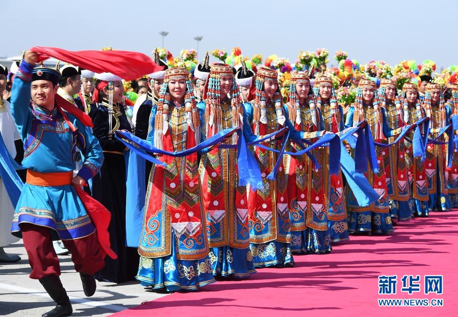 8月7日，以中共中央政治局常委、全國(guó)政協(xié)主席俞正聲為團(tuán)長(zhǎng)的中央代表團(tuán)飛抵呼和浩特，出席內(nèi)蒙古自治區(qū)成立70周年慶祝活動(dòng)。中央代表團(tuán)在機(jī)場(chǎng)受到內(nèi)蒙古各族群眾的熱烈歡迎。新華社記者 張領(lǐng) 攝