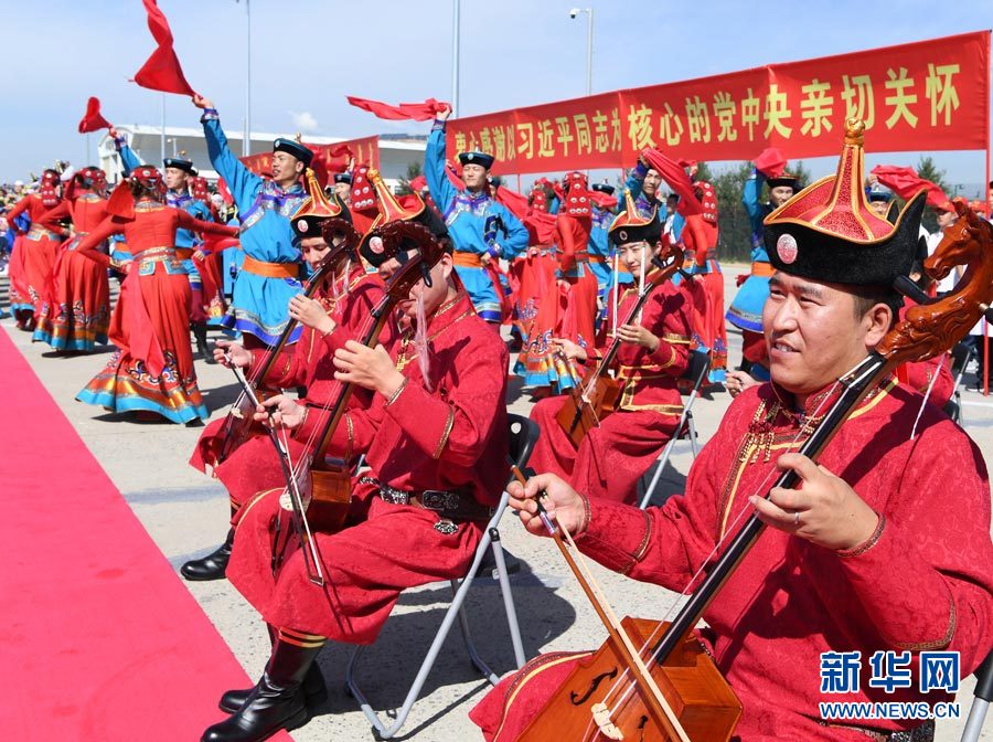 8月7日，以中共中央政治局常委、全國(guó)政協(xié)主席俞正聲為團(tuán)長(zhǎng)的中央代表團(tuán)飛抵呼和浩特，出席內(nèi)蒙古自治區(qū)成立70周年慶祝活動(dòng)。中央代表團(tuán)在機(jī)場(chǎng)受到內(nèi)蒙古各族群眾的熱烈歡迎。新華社記者 張領(lǐng) 攝