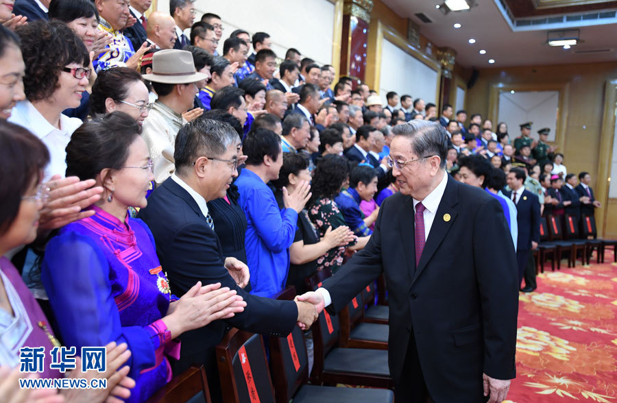 8月7日，中共中央政治局常委、全國政協主席、中央代表團團長俞正聲在內蒙古新城賓館會見內蒙古自治區離退休老同志和各族各界群眾代表，并與他們合影留念。新華社記者 張領 攝