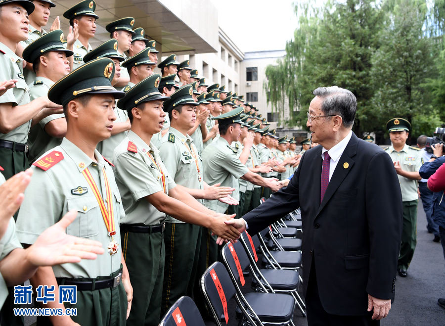8月7日，中共中央政治局常委、全國政協主席、中央代表團團長俞正聲率代表團部分成員分別赴內蒙古軍區、武警內蒙古總隊、武警內蒙古森林總隊慰問，并會見自治區政法干警代表。這是俞正聲會見武警內蒙古森林總隊官兵。新華社記者 張領 攝