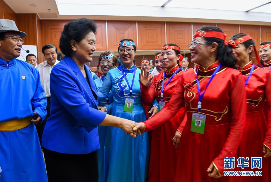 8月9日，中共中央政治局委員、國(guó)務(wù)院副總理、中央代表團(tuán)副團(tuán)長(zhǎng)劉延?xùn)|率中央代表團(tuán)二分團(tuán)到赤峰看望慰問(wèn)各族干部群眾。這是劉延?xùn)|在赤峰市群眾藝術(shù)館和群眾親切交談。新華社記者 連振 攝