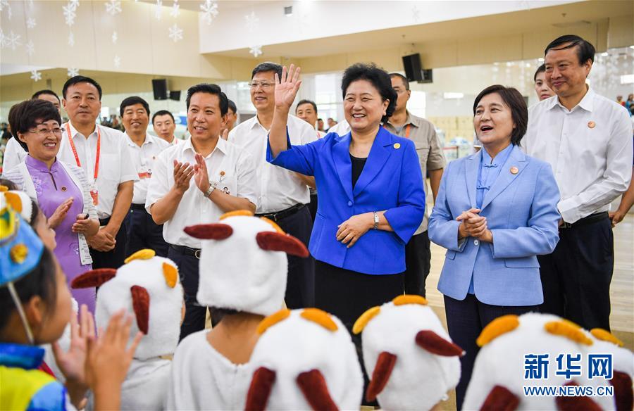 8月9日，中共中央政治局委員、國(guó)務(wù)院副總理、中央代表團(tuán)副團(tuán)長(zhǎng)劉延?xùn)|率中央代表團(tuán)二分團(tuán)到赤峰看望慰問(wèn)各族干部群眾。這是劉延?xùn)|在赤峰市青少年宮與青少年熱烈互動(dòng)。新華社記者 連振 攝