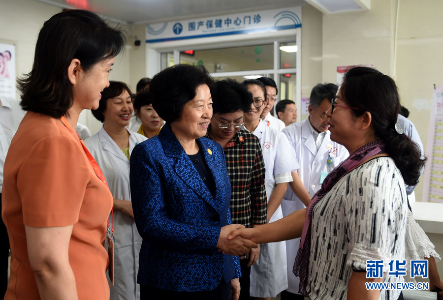 8月9日，中共中央政治局委員、中央統(tǒng)戰(zhàn)部部長、中央代表團副團長孫春蘭率中央代表團三分團，先后赴內蒙古自治區(qū)烏海市、阿拉善盟看望各族干部群眾。這是孫春蘭在烏海市婦兒醫(yī)療預防保健中心同患者親切交談。新華社記者 任軍川 攝
