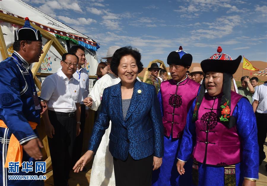 8月10日，中共中央政治局委員、中央統(tǒng)戰(zhàn)部部長(zhǎng)、中央代表團(tuán)副團(tuán)長(zhǎng)孫春蘭率中央代表團(tuán)三分團(tuán)繼續(xù)在內(nèi)蒙古自治區(qū)阿拉善盟看望慰問，把以習(xí)近平同志為核心的黨中央的親切關(guān)懷和全國(guó)各族人民的美好祝福帶給阿拉善各族各界干部群眾。這是孫春蘭在牧民張輝生（右二）家了解生產(chǎn)生活情況。新華社記者 任軍川 攝