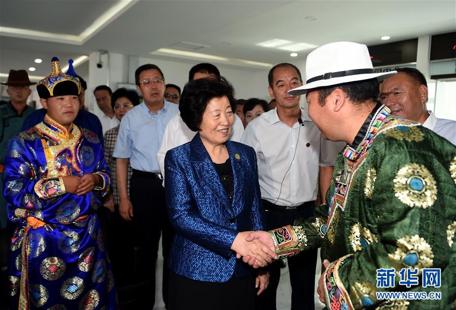 8月11日，帶著以習近平同志為核心的黨中央的親切關懷和全國各族人民的美好祝福，中共中央政治局委員、中央統戰部部長、中央代表團副團長孫春蘭率中央代表團三分團在錫林郭勒盟看望各族干部群眾，共同慶祝內蒙古自治區成立70周年。這是孫春蘭在非公企業大莊園生態牛羊肉產業示范園同前來售羊的牧民親切交談。新華社記者 任軍川 攝
