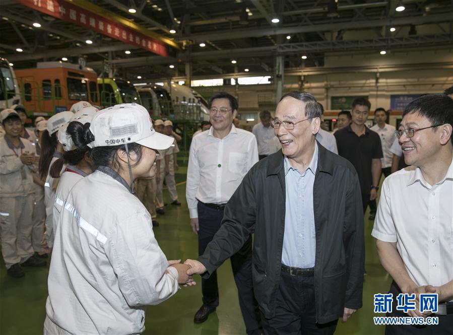9月3日至5日，中共中央政治局常委、中央紀委書記、中央巡視工作領導小組組長王岐山在湖南省調研并主持召開巡察工作座談會。這是9月4日，王岐山到中國中車株洲電力機車有限公司考察。新華社記者 王曄 攝
