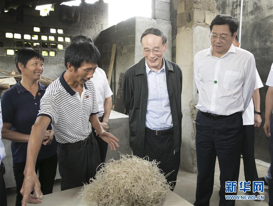 9月3日至5日，中共中央政治局常委、中央紀委書記、中央巡視工作領導小組組長王岐山在湖南省調研并主持召開巡察工作座談會。這是9月4日，王岐山在瀏陽市官橋鎮石灰嘴村貧困戶家中了解脫貧情況。新華社記者 王曄 攝

