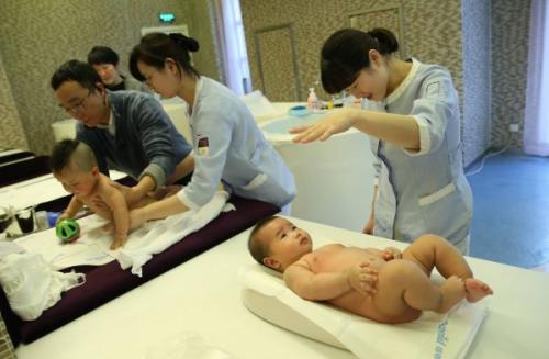 資料圖片：1月30日，母嬰家庭保健師在上海一家月子會所內(nèi)護理嬰兒。新華社記者 裴鑫 攝