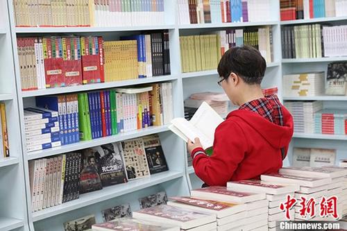 5月9日，一女子在哈爾濱市某書店選購圖書。從5月1日至5月4日，全國32家紙廠宣布漲價，各紙種漲價幅度為每噸100元至300元不等。對此，出版行業(yè)業(yè)內(nèi)人士表示“因為紙張價格上漲，直接造成了出版成本的明顯增加，出版行業(yè)只能被迫對圖書定價進行調(diào)整。”
<a target='_blank' >中新社</a>記者 于琨 攝
