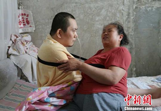 身體日漸衰老的梁青蘭每次幫兒子翻身、坐立，全身的衣物都要濕透一次。　尚明俠 攝