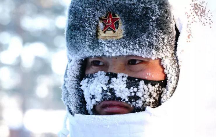 2018年2月5日，駐守在漠河縣北極村的北部戰區陸軍某部官兵在執勤（來源：新華社）