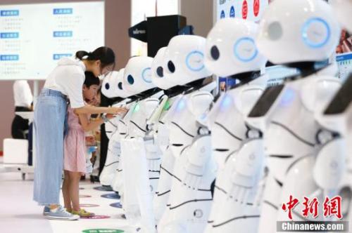 圖為8月15日，2018世界機器人大會在北京亦創國際會展中心揭幕，160余家中外機器人領軍企業帶來的前沿產品集體亮相，讓觀眾直接感受科技改變生活。<a target='_blank' >中新社</a>記者 富田 攝