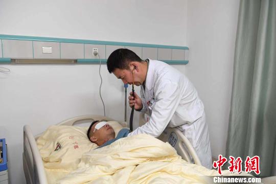 圖為醫生為杜富國檢查。　肖瑤 攝