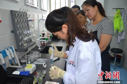 資料圖：工作人員根據(jù)消費(fèi)者要求現(xiàn)場(chǎng)檢驗(yàn)，共筑食品安全。<a target='_blank' ><p  align=