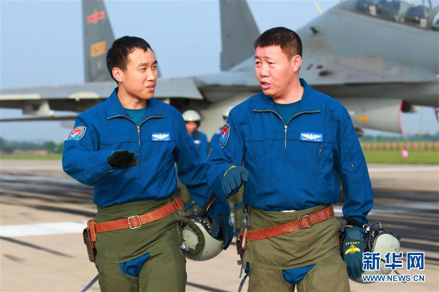 （新華全媒頭條·圖文互動）（3）戰(zhàn)鷹，為祖國奮飛——記空軍航空兵某旅旅長、特級飛行員郝井文