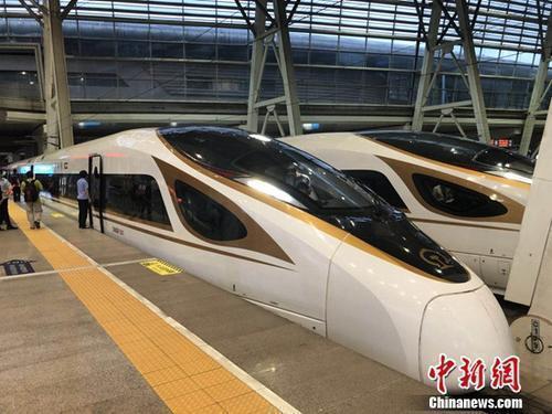 資料圖：復(fù)興號(hào)動(dòng)車組在京津城際鐵路按照時(shí)速350時(shí)速達(dá)速運(yùn)行。冷昊陽(yáng) 攝