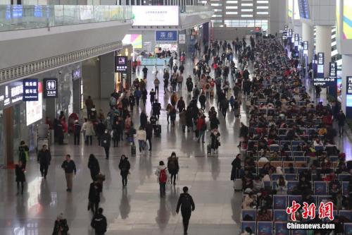 資料圖：2018年12月29日，成都東站候車大廳旅客如織，迎來(lái)2019年元旦小長(zhǎng)假出行高峰。張浪 攝