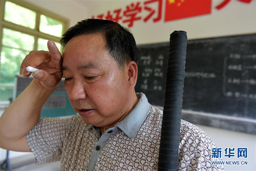 （中國網事·感動2019·圖文互動）（2）鄉村教師高自仁：60多根拐杖，撐起42年教學路