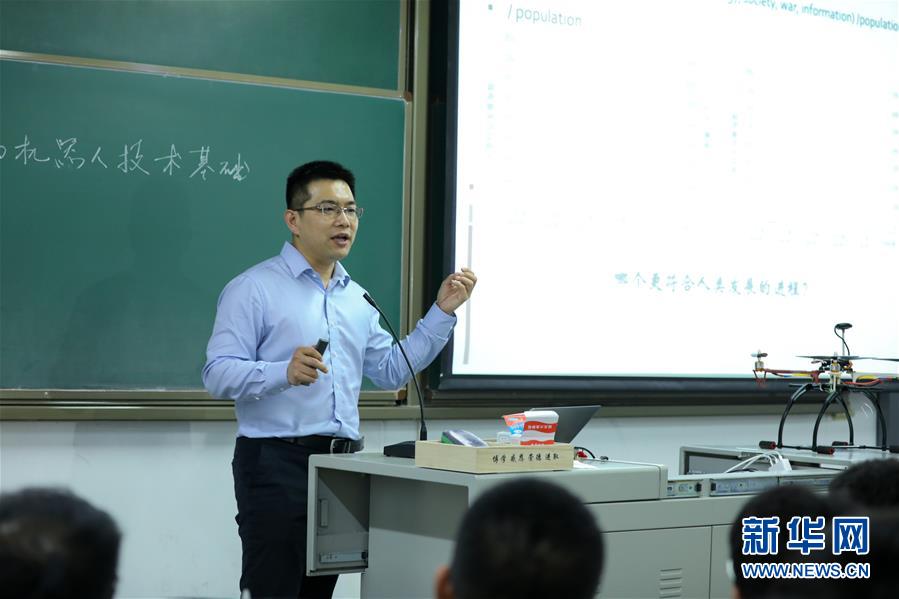 （圖文互動）（1）心懷藍天　逐夢云霄——記天津大學教授、一飛智控創始人齊俊桐