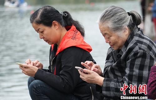 圖為中國中老年女性使用智能手機上網。(資料圖) 劉占昆 攝