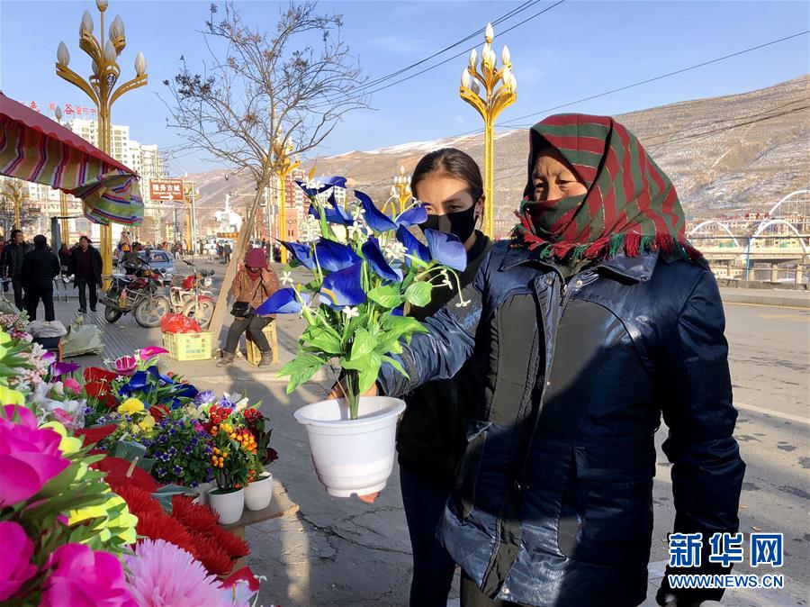 （新春走基層·圖文互動(dòng)）（2）“只要備好年貨，新的一年就可以風(fēng)調(diào)雨順”——臘月藏區(qū)年貨市場(chǎng)見聞