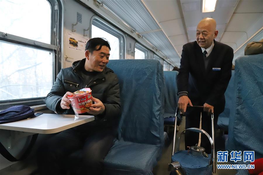 （新春走基層·圖文互動）（1）小康路上，與“小慢車”同行——長白山區(qū)綠皮火車二三事