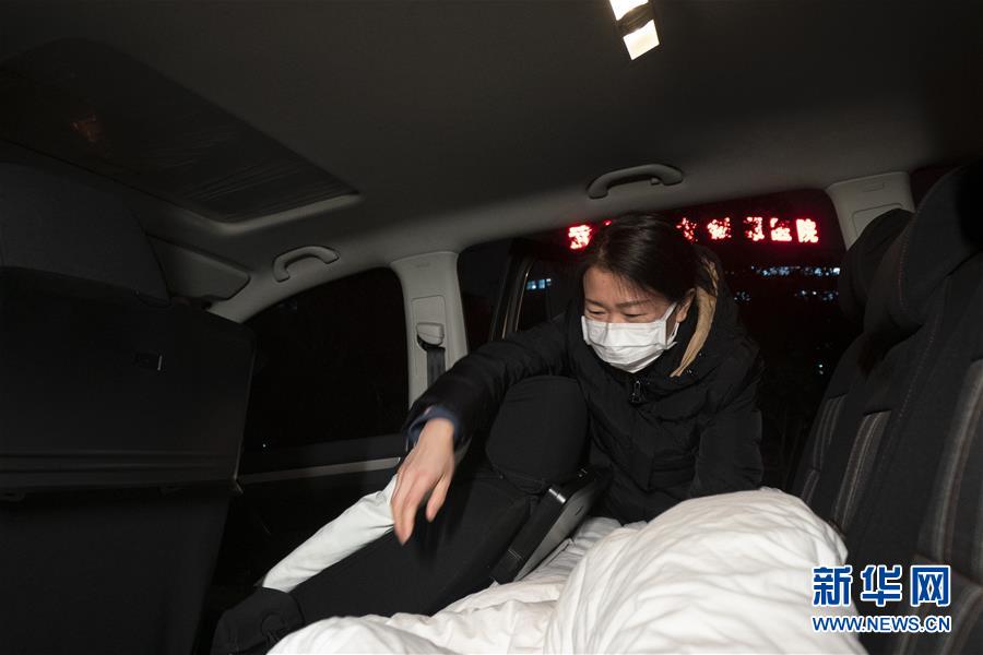 （一線抗疫群英譜·圖文互動）（2）特寫：為節省10分鐘，這對醫護夫妻“以車為家”